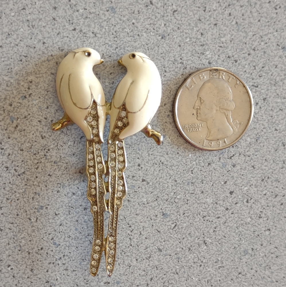 Firm Final price!*Enameled lovebirds pin